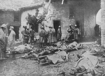 Franska sårade avlägsnades under en attack mot en gård i bakkanten av linjerna, 1915 av Unbekannt
