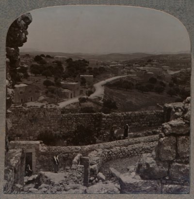 Från valvgång vid Simons hus till Lazarus hus, Bethany, c1900 av Unbekannt