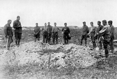 Begravning på västfronten, första världskriget, 1916, c1920 av Unbekannt