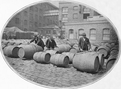 Mätning av vinfat vid London Docks, c1900 1901 av Unbekannt
