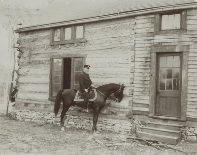 General Frederick Dent Grant on horseback in front of the cabin (Hardscrabble) built by his father, Ulysses S. Grant av Unbekannt