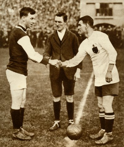George Kay och Joe Smith före avspark, FA-cupfinal, Wembley Stadium, London, 1923, 1935. av Unbekannt
