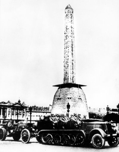 Tyskt artilleri körde genom Place de la Concorde, Paris, 1940 av Unbekannt