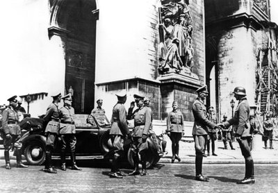 Tyska officerare vid Triumfbågen under segerparaden, Paris, juni 1940 av Unbekannt