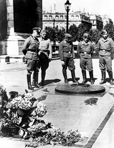 Tyska soldater vid den okände soldatens grav vid Triumfbågen, Paris, december 1940 av Unbekannt