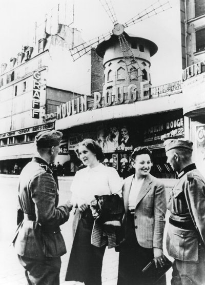 Tyska soldater pratade med franska kvinnor utanför Moulin Rouge, ockuperade Paris, juni 1940 av Unbekannt