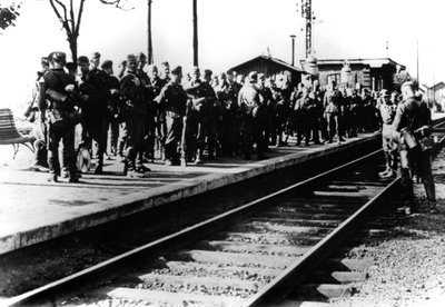 Tyska soldater på en järnvägsplattform i väntan på transport, Paris, augusti 1940 av Unbekannt