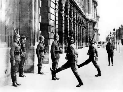 Tyska soldater på vakt utanför Hotel Crillon, Paris, 7 oktober 1940 av Unbekannt