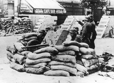 Tyska soldater med tillfångatagen fransk barrikad, nära Paris, juni 1940 av Unbekannt