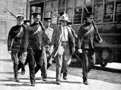 Tysk spion eskorterad till militärfängelse av de kanadensiska myndigheterna, första världskriget, 1914 av Unbekannt