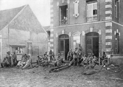 Tyska trupper sitter på trappan till Vareddes rådhus, Frankrike, 1914 av Unbekannt