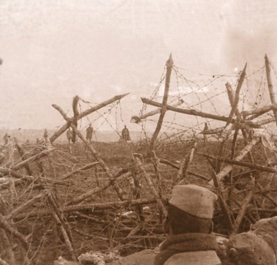 Tyskarna kommer upp ur skyttegravarna, Massiges, norra Frankrike, c1914-c1918. av Unbekannt