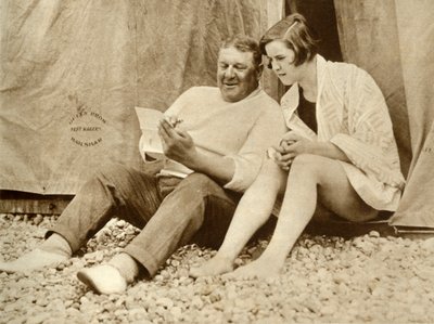 Gertrude Ederle får råd från sin tränare Jabez Wolff, 1926, 1935. av Unbekannt