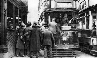 Att gå på en spårvagn i Blackfriars, London, 1926-1927 av Unbekannt