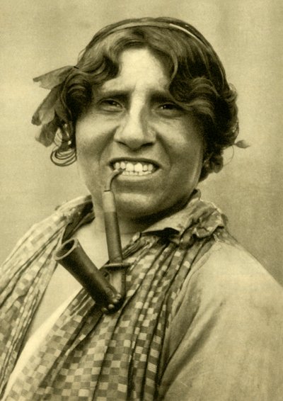 Zigenarkvinna som röker pipa, Burgenland, Österrike, c1935. av Unbekannt