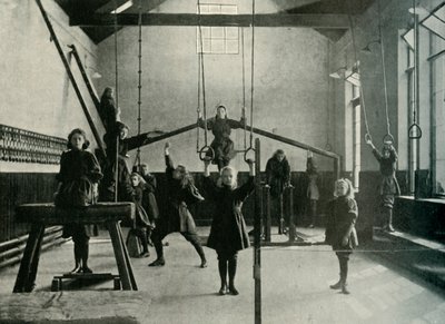 Flickgymnaster vid Royal Institution for the Deaf and Dumb, Friar Gate, Derby, 1902. av Unbekannt