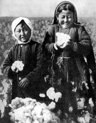 Flickor i ett bomullsfält, Kazakstan, 1936 av Unbekannt