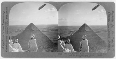 Graf Zeppelin ovanför pyramiderna i Giza, ca 1930 (stereograf) av Unbekannt