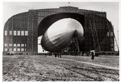 Graf Zeppelin fäst vid den mobila ankarmasten, Lakehurst, New Jersey, USA, 1930, 1933 av Unbekannt