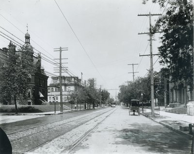 Grand Avenue norr om Washington Avenue. Tredje baptistkyrkan till höger. University Club till vänster, tidigare bostad för George W. Allen. av Unbekannt