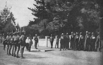 Grenadjärvakter med sina nya hattar avlastar vakten vid Lord Roberts högkvarter, Pretoria, 1 av Unbekannt