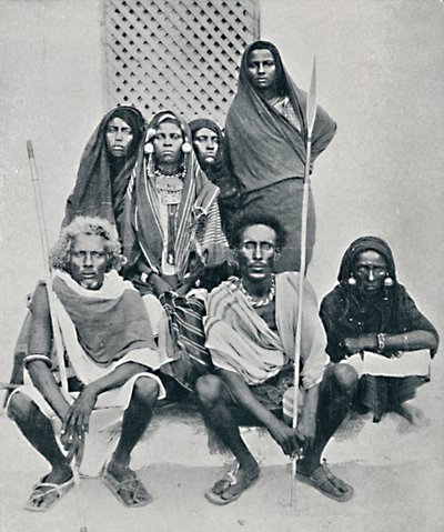 Grupp av Danakil män och kvinnor från den italienska hamnen, Assab Bay, Eritrea, 1912 av Unbekannt