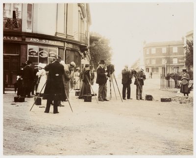 "Grupp fotografer som fotograferar på gatan" av Unbekannt