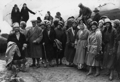 Grupp turister på besök i Svartisen, Nordnorge, 1929 av Unbekannt