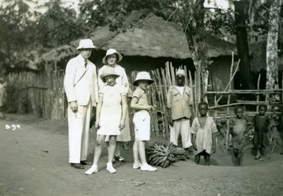 Gruppporträtt av européer och lokalbefolkning, Sierra Leone, 1900-talet av Unbekannt