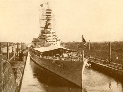 H.M.S. Berömmelse passerar genom Panamakanalen med hertigen och hertiginnan av York ombord, c1930 av Unbekannt