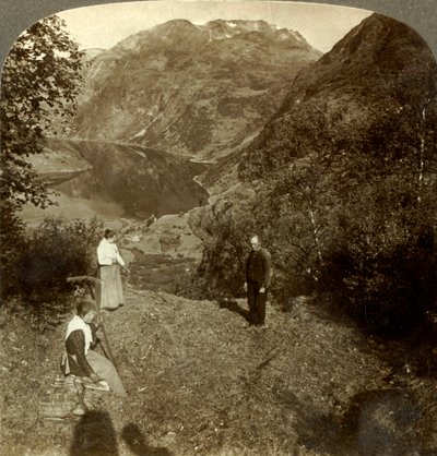 Höja på bergshyllan högt över byn Marok och spegelklara Geirangerfjorden, Norge, c1905 av Unbekannt