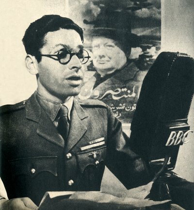 Han läser nyheterna på marockansk arabiska. Medlem av den stridande franska armén, 1942. av Unbekannt
