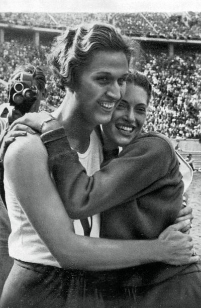 Helen Stephens och Alice Arden, amerikanska idrottare, Olympiska spelen i Berlin, 1936 av Unbekannt