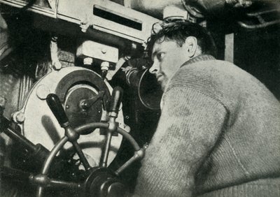 Styrman på en brittisk ubåt, andra världskriget, 1945. av Unbekannt