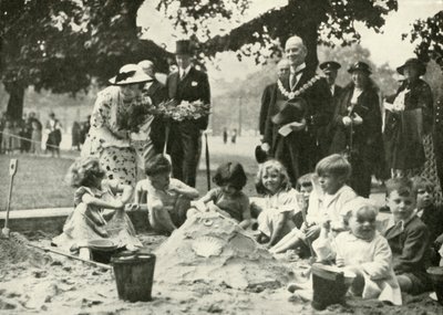 Hennes Majestät ..., på den nya lekplatsen på platsen för Old Foundling Hospital, 1936, 1937. av Unbekannt