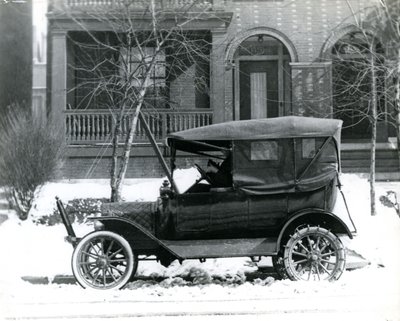 Hermann von Schrenk in a 1916 Ford in front of his house at 4139 McPherson, St. Louis, Mo av Unbekannt