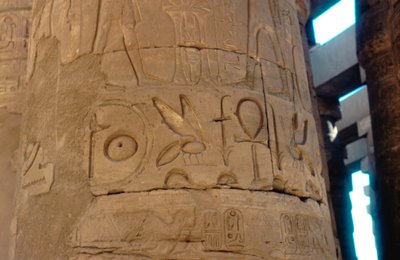 Hieroglyfer ristade på en kolumn vid templet i Karnak, Egypten, c1300-1200-talet f.Kr. av Unbekannt