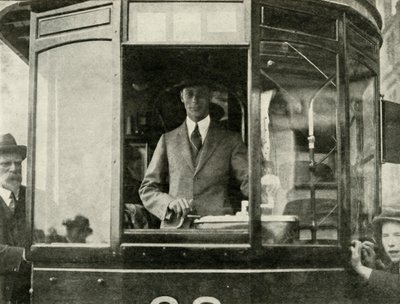 Hans Majestät körde en spårvagn genom Glasgows gator ..., 1924, 1937. av Unbekannt