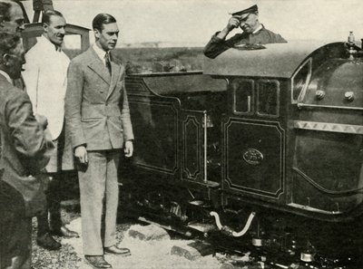 Hans Majestät inspekterar miniatyrjärnvägen i New Romney, Kent, 1926, 1937. av Unbekannt