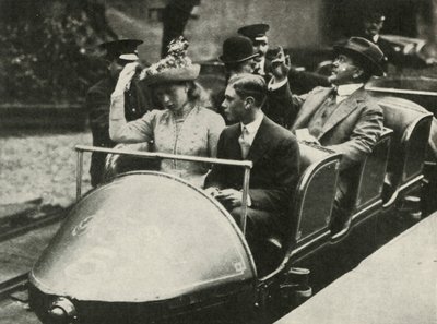 Hans Majestät och Prinsessan Mary på Alpine Railway, Earls Court Exhibition, 1913, 1937. av Unbekannt