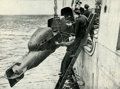 Att hissa en stridsbemannad torped ombord på ett fartyg, andra världskriget, 1945. av Unbekannt