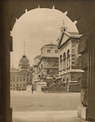 Horse Guards Parade inramad i Archway of Treasury Passage, c1935. av Unbekannt