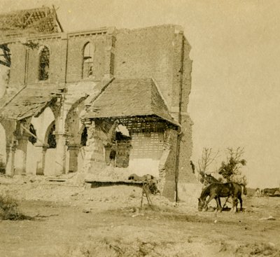 Hästar som betar nära den ruinerade kyrkan, Frise, norra Frankrike, c1914-c1918 av Unbekannt