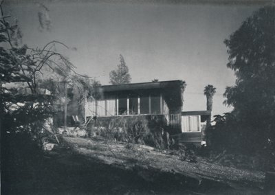 House at Los Angeles av Richard J Neutra. - Uteplats och utsikt över trädgården, 1942 av Unbekannt