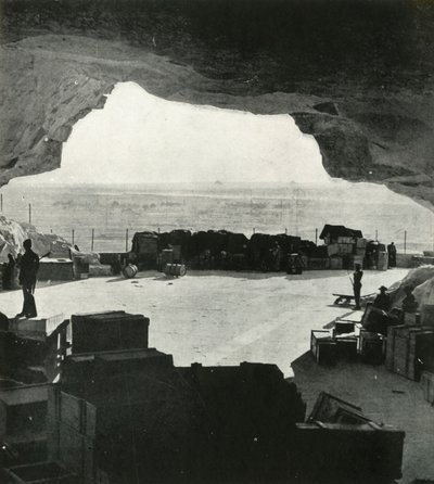 Stora bombsäkra butiker och reparationsverkstäder gjordes från grottorna, c1942-1943, 1945. av Unbekannt