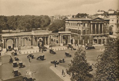 Hyde Park Corner med den trippelvalv som leder till Royal Park som visar Apsley House, c1935. av Unbekannt