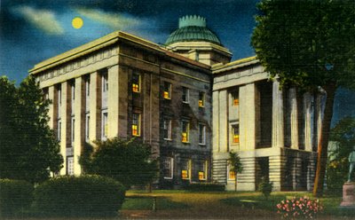 Upplyst nattvy av N.C. State Capitol, Raleigh, N.C., 1942. av Unbekannt