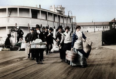 Invandrare till USA landar på Ellis Island, New York, c1900 av Unbekannt