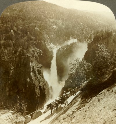 Imponerande skönhet av spruthöljda Rjukanfos, den skummande hösten, Norge, c1905. av Unbekannt