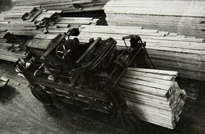 I en träbearbetningsfabrik, Ryssland, 1950-talet av Unbekannt